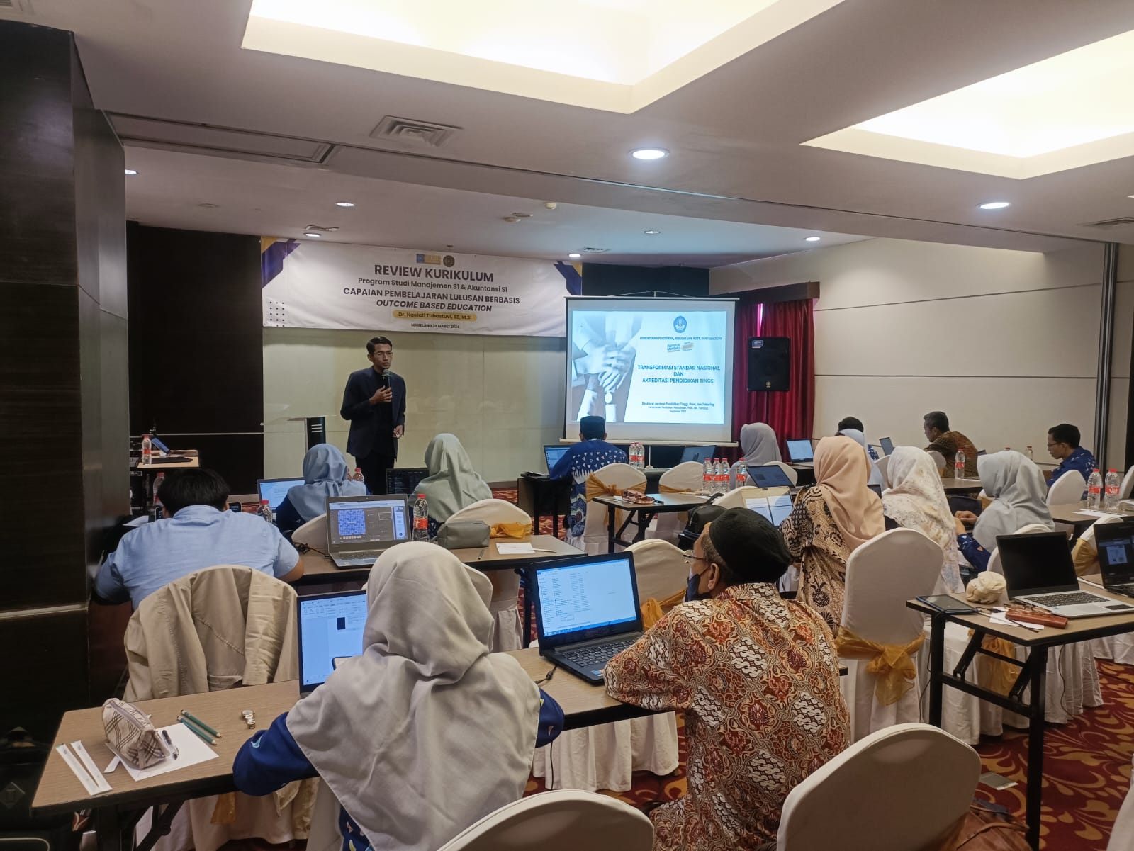 Menuju APT Unggul: FEB UNIMMA menyelenggarakan Review Kurikulum CPL Berbasis OBE (Outcome Based Education) di Hotel Atria